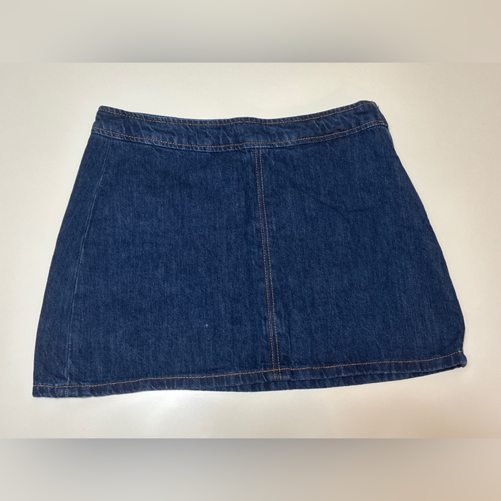Zara Dark Blue Denim Mini Skirt. I never wore it, it’s brand new.
